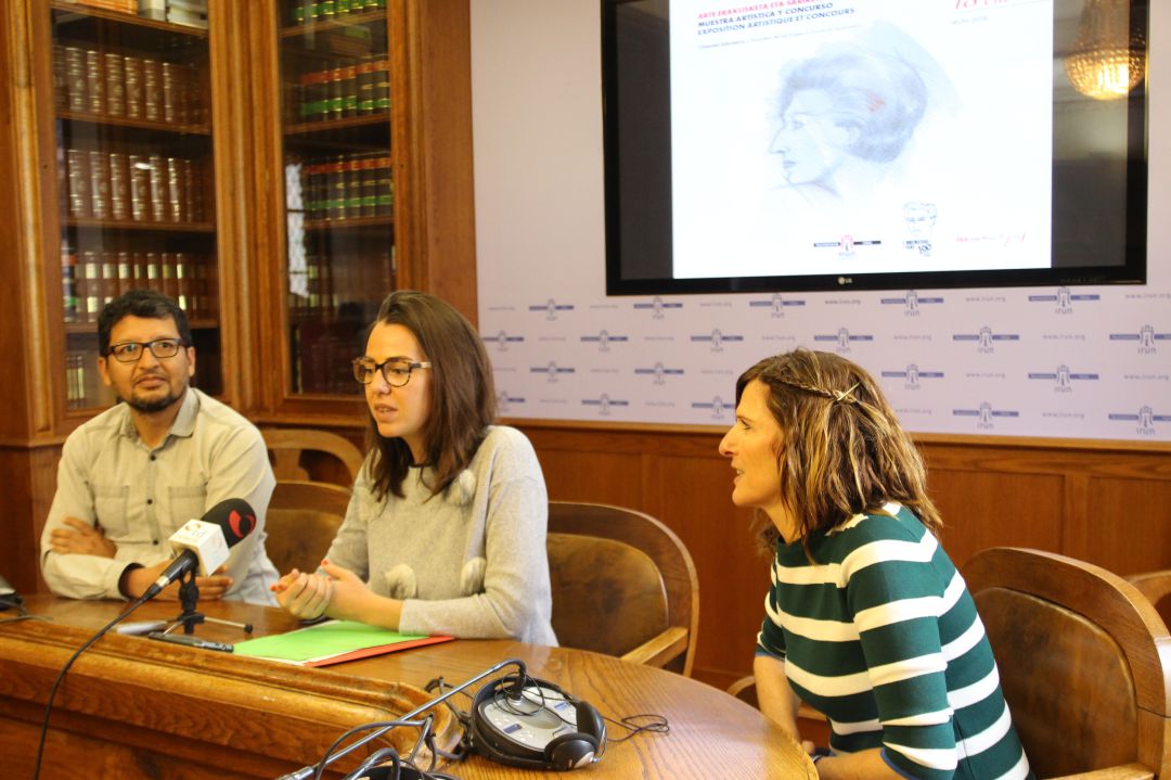 Ricardo Catalán y Ana Zubikoa junto con la delegada de Cultura, Juncal Eizaguirre. 