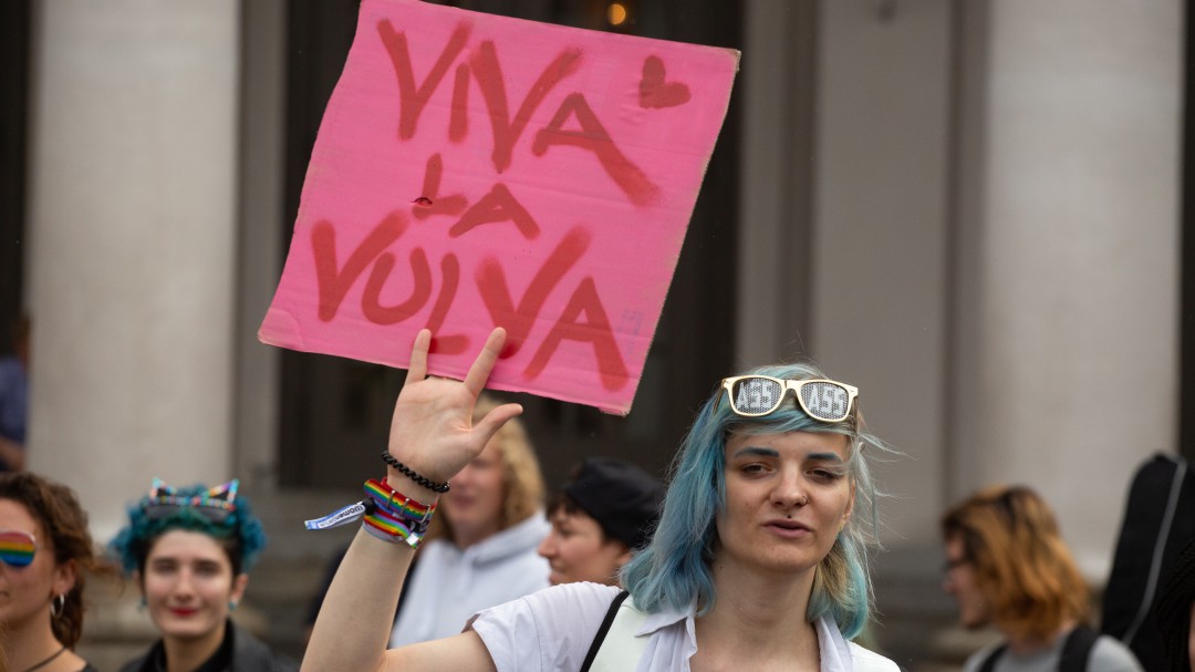 Политика мюнхена. Сексизм флаг. Против сексизма фото. Мужчина Европы картинки сексизм. Сексизм в Израиле.