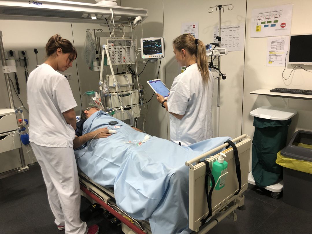Personal sanitario atiende a una persona que ha sufrido un ictus en un hospital de Cataluña.
