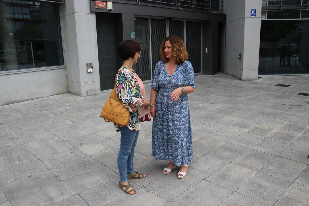La delegada de Bienestar Social, Cristina Laborda acompañada por la técnico del área Natalia Pérez
