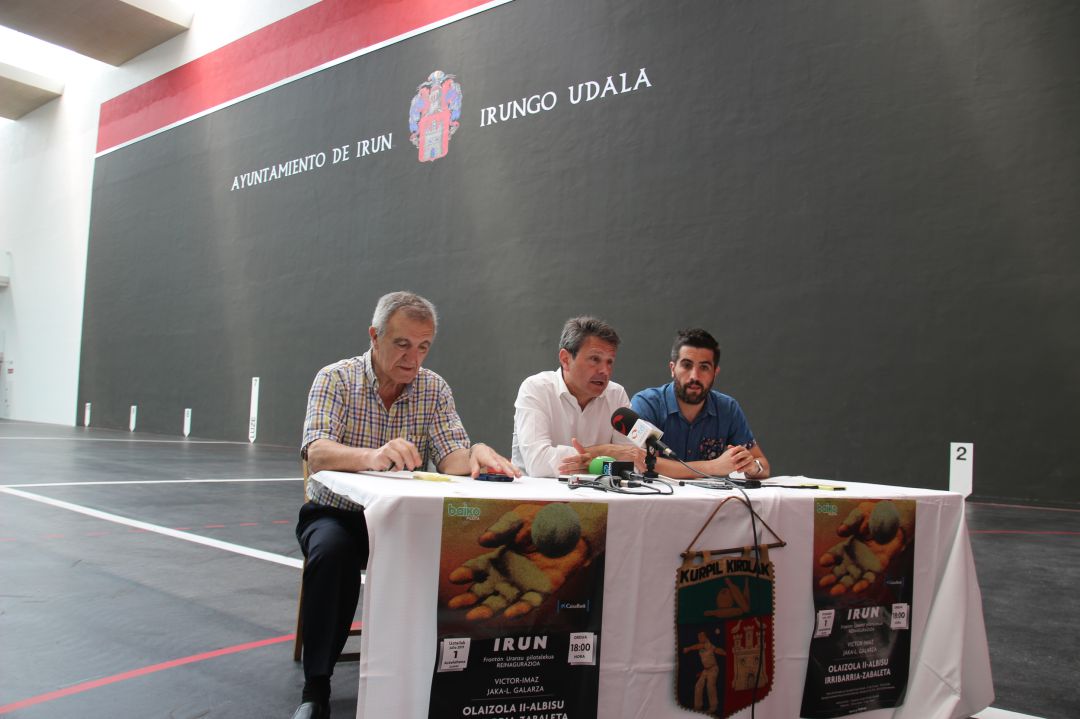 El alcalde José Antonio Santano, junto con el delegado de Deportes Borja Olazabal y Juanjo Aldako de Kurpil Kirolak Elkartea en la presentación del festival 