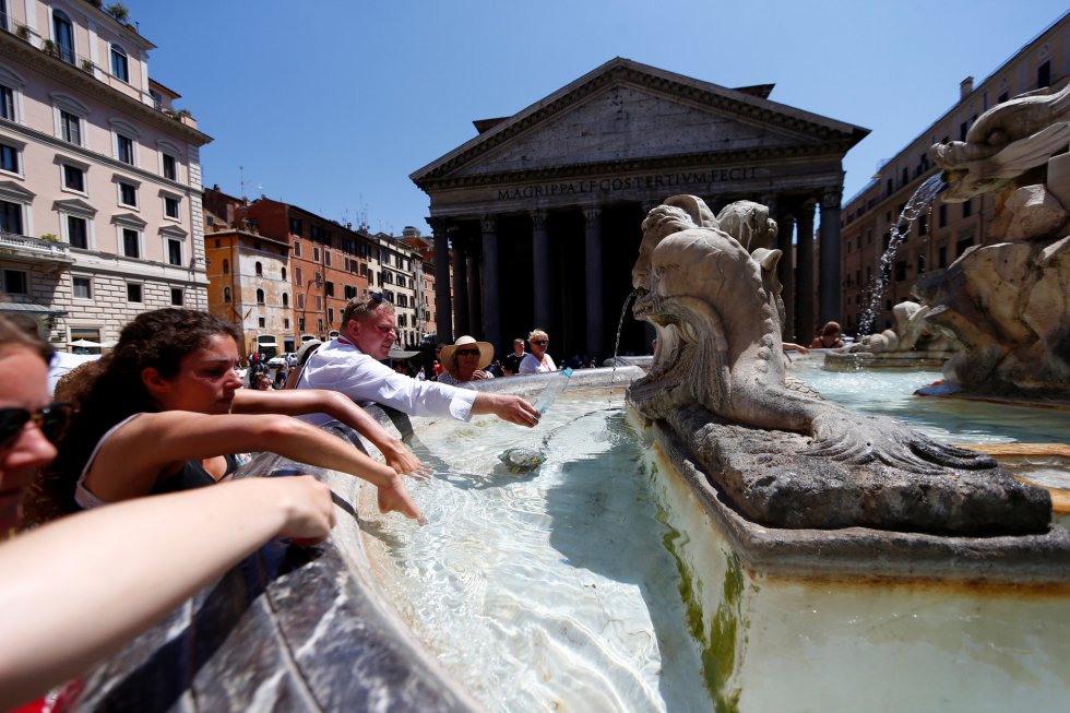 People cool off at a fountain in downtown Rome as a heatwave hits Italy, June 25, 2019. REUTERS/Yara Nardi