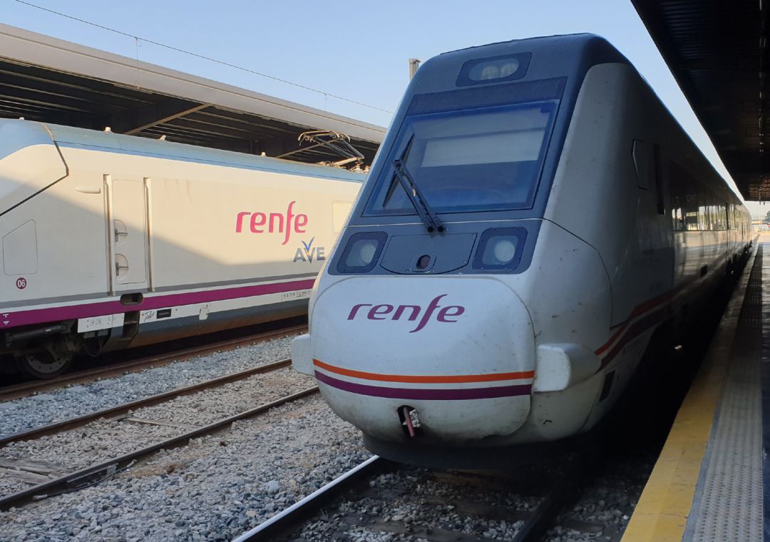 Un tren AVE y otro de media distancia que cubre la línea de Almería en la estación de Granada