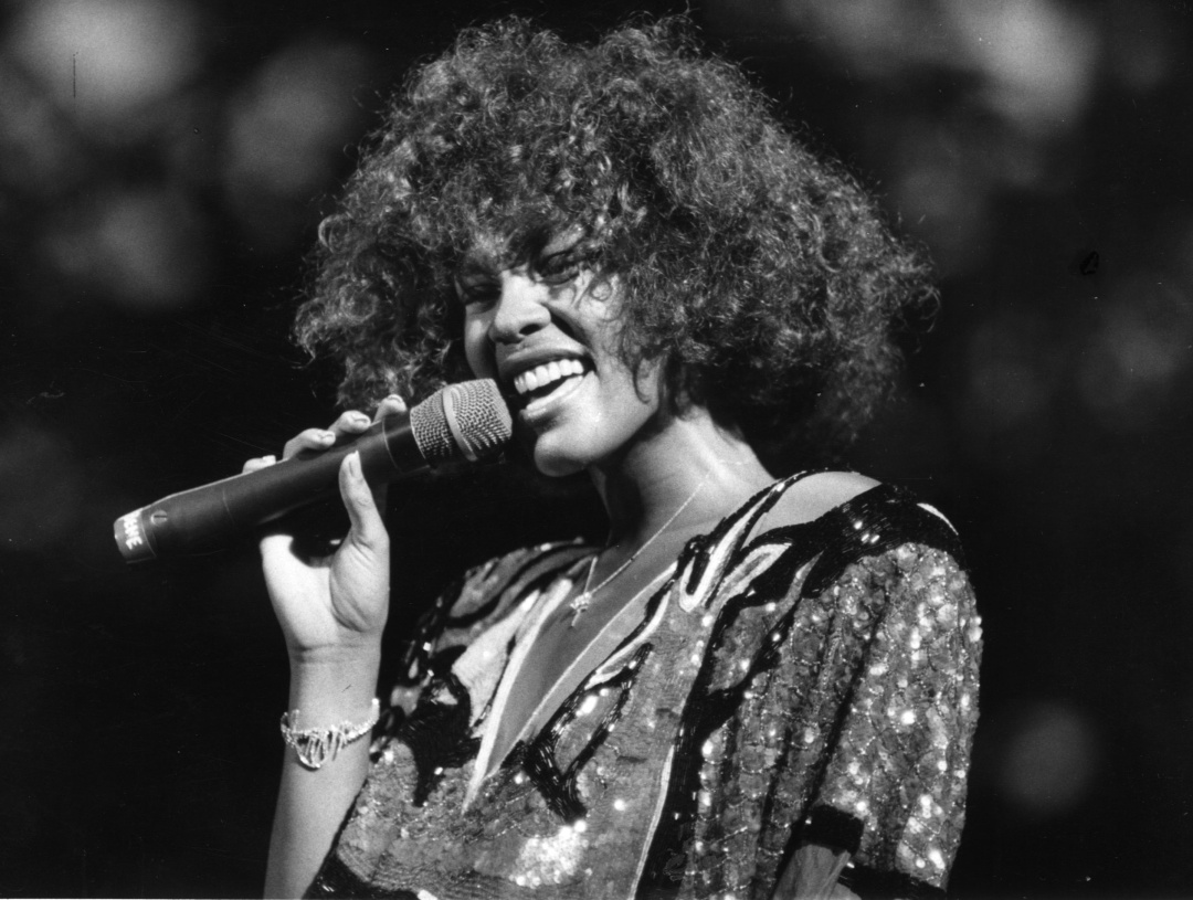 Whitney Houston durante una actuación en Boston en 1986