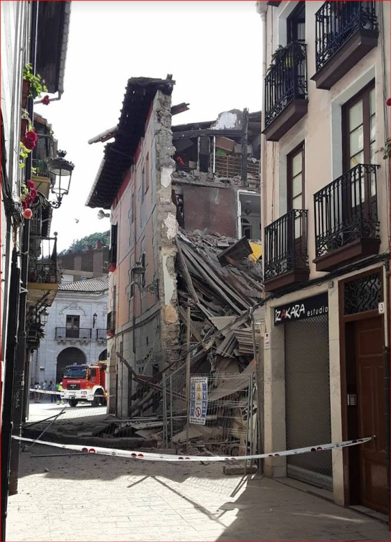 Desalojados cuatro bloques por el derrumbe parcial de un ...