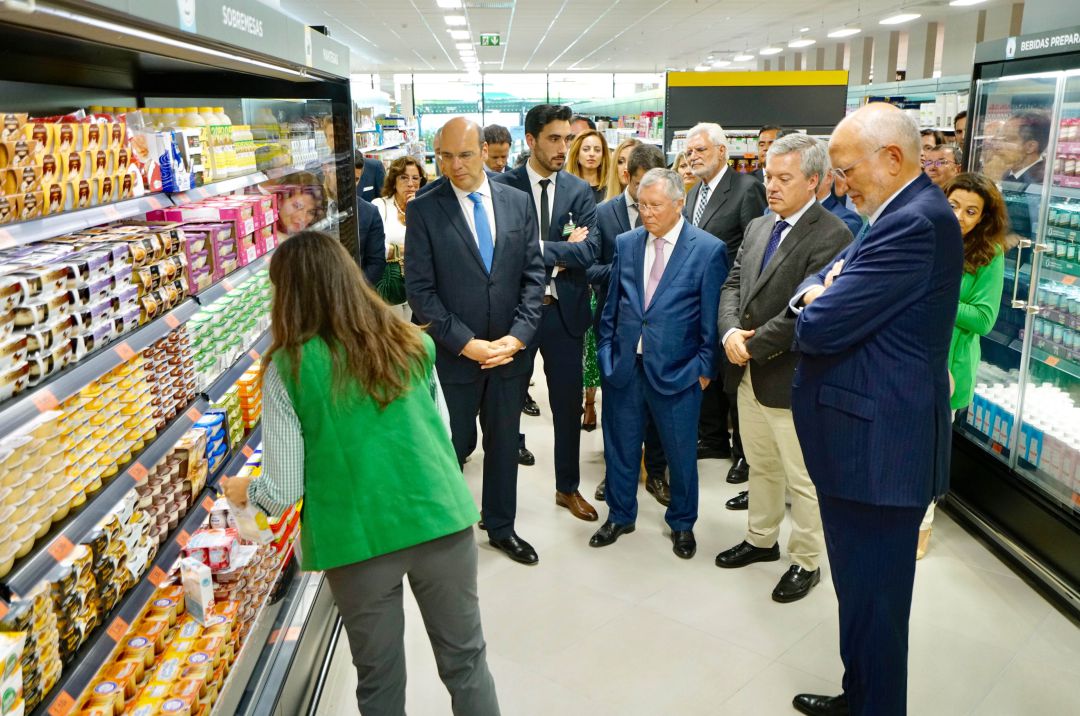 Juan Roig, presidente de Mercadona, en una visita a la primera tienda en Portugal