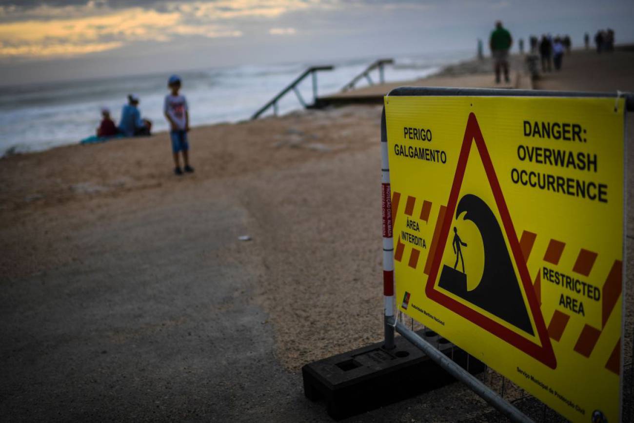 Cartel de peligro en la costa de una playa de Cascáis