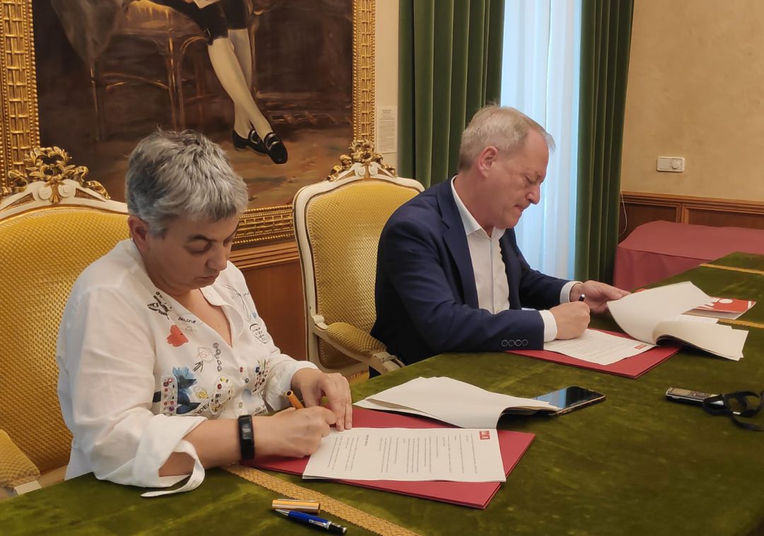 Ana González y Aurelio Martín firman el acuerdo programático