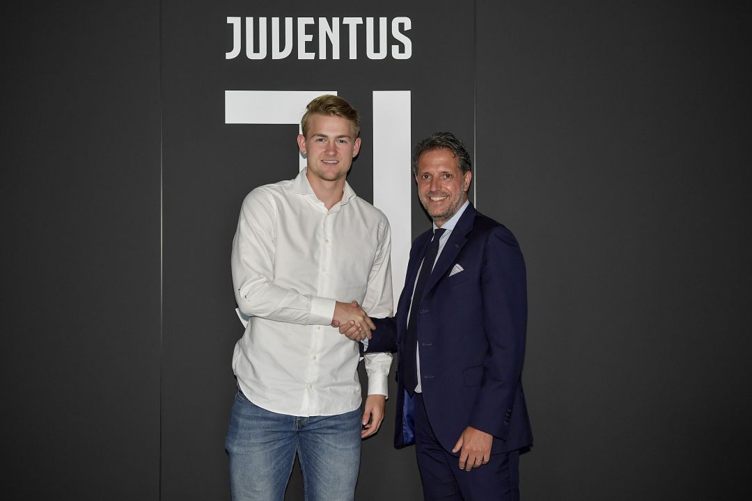Matthijs de Ligt despuÃ©s de firmar su contrato con la Juventus.