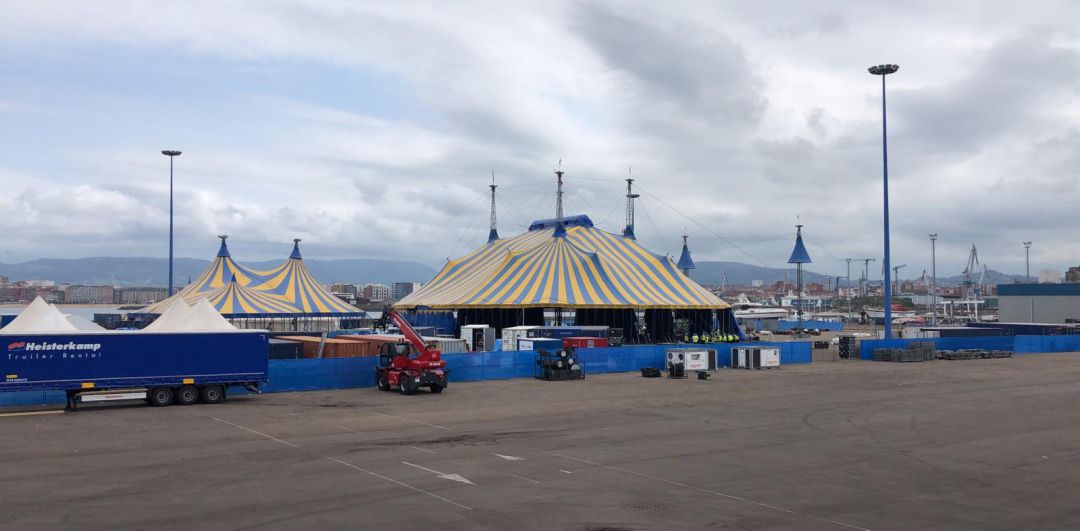 La carpa del Circo del Sol espera el estreno de Kooza en el Muelle de la Osa de El Musel