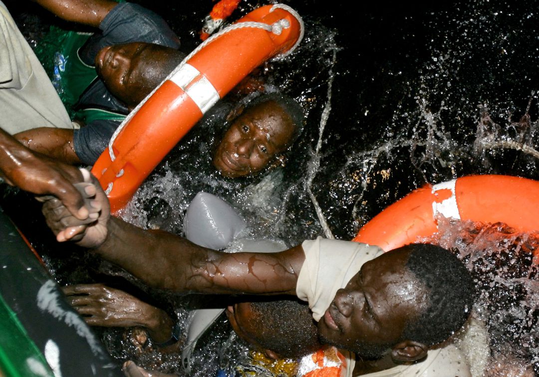 El naufragio de Issa Sidibe. 12 de noviembre de 2004. Desaparecieron 11 personas , 29 rescatados con vida , entre ellos Issa.