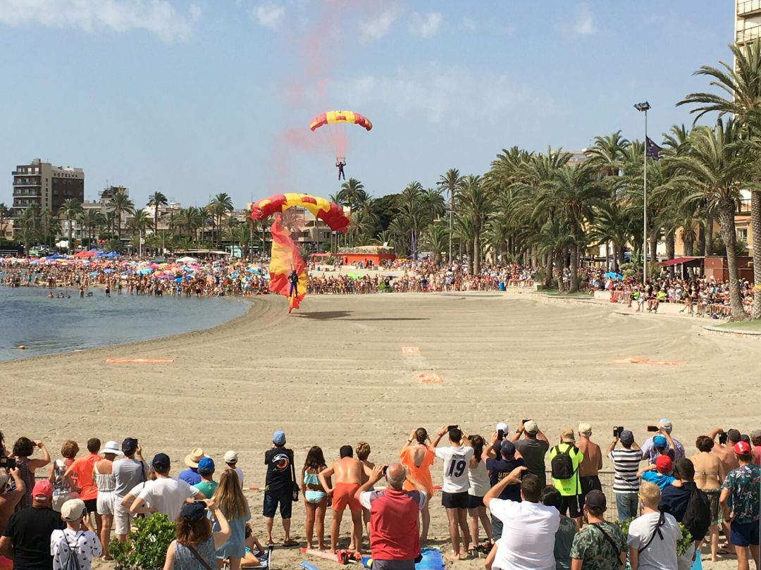 Miles de personas siguen desde las playas de Santiago de la Ribera las acrobacias de los paracaidistas y los pilotos sobre el Mar Menor