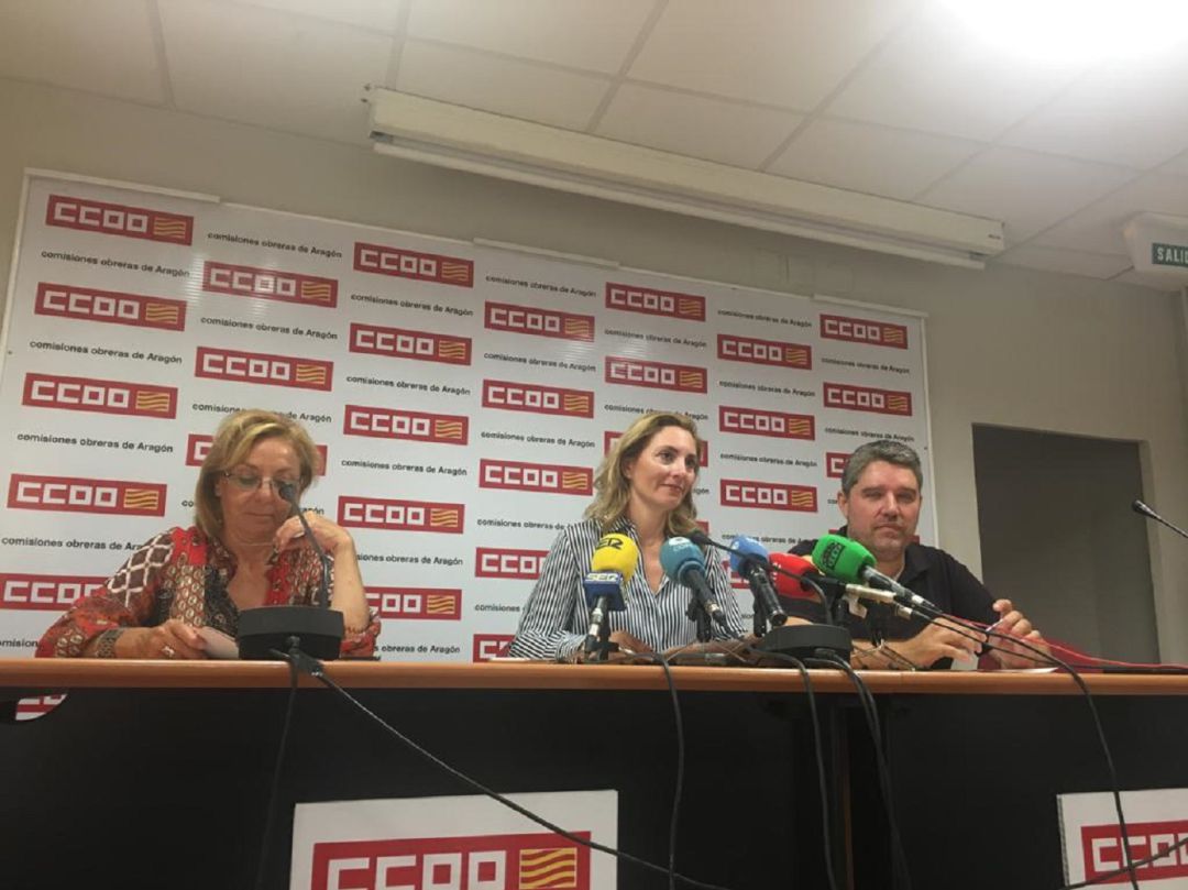 Carmina Ramos, Marta Laigresia y Gerardo Montori en la presentación del informe en la Sede de CCOO, en Zaragoza.