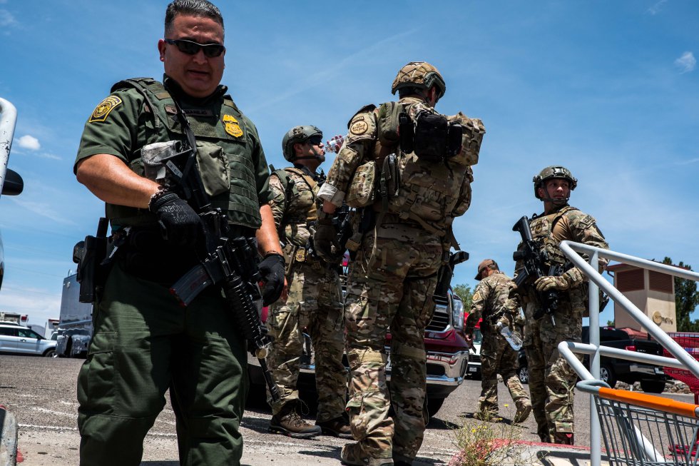 "Tiroteo en marcha. Manténganse alejados del área del centro comercial de Cielo Vista. La escena está todavía activa", escribió la policía de El Paso. "Tiroteo en marcha. Manténganse alejados del área del centro comercial de Cielo Vista. La escena está todavía activa", escribió la policía de El Paso.
