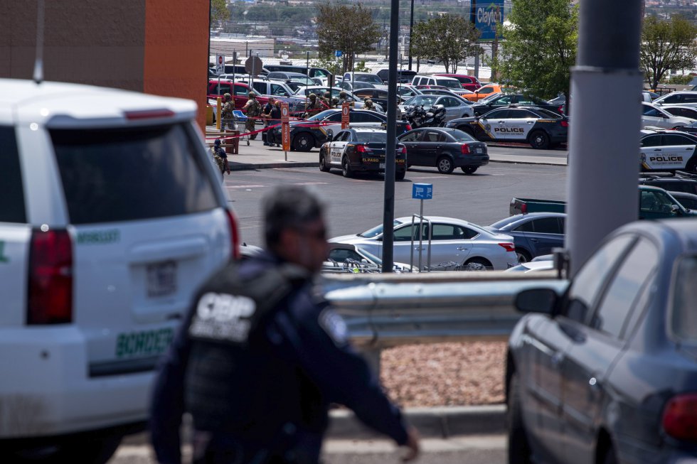 La policía local afirma que puede haber más de un tirador. La policía local afirma que puede haber más de un tirador.