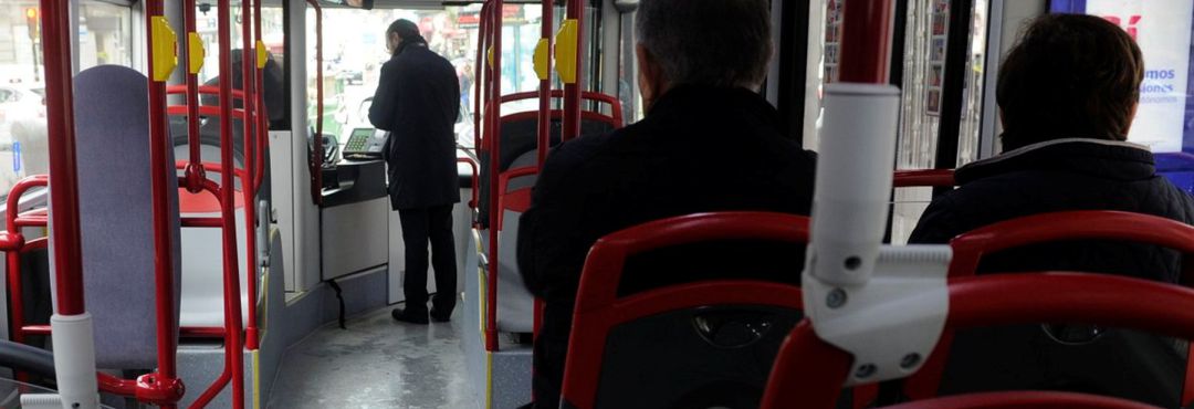 Interior de un bus urbano