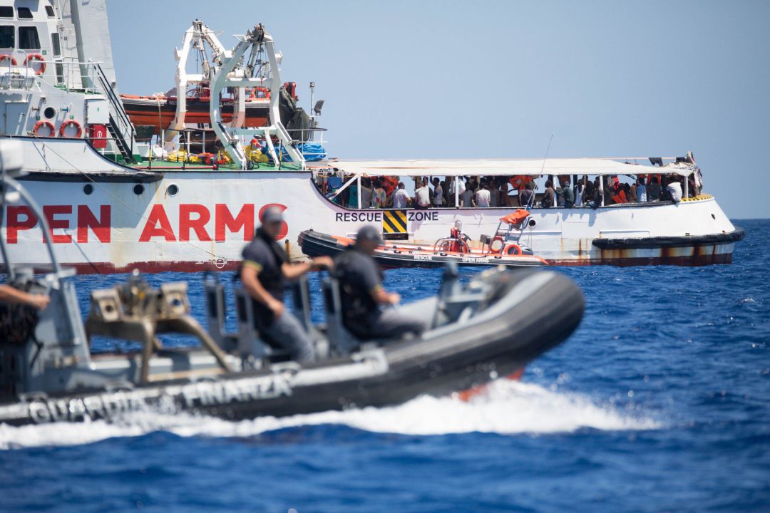 El Open Arms frente a la costa de Lampedusa.