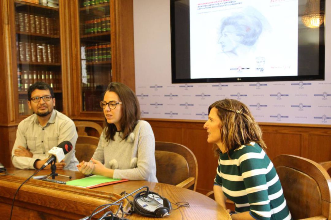 Los organizadores del certamen junto con la delegada de Cultura Juncal Eizaguirre en la rueda de prensa de presentación de la segunda edición. 