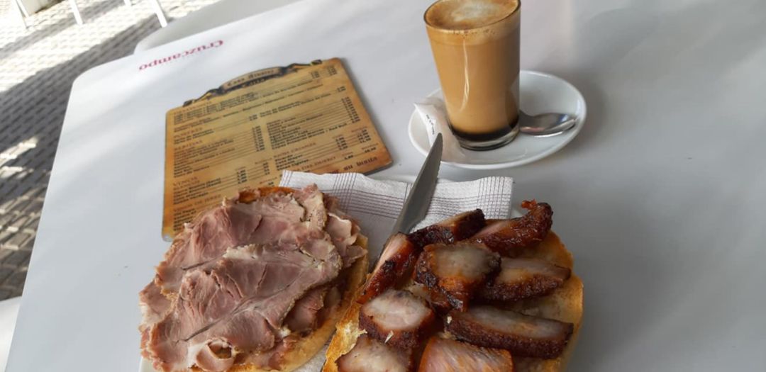 Medio mollete con chicharrones, medio con carne mechada y café con leche, 3 euros en Mesón Casa Álvarez
