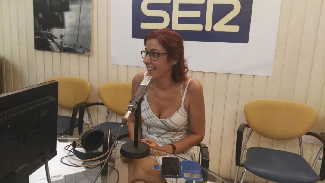 La presidenta de AMSE, Marina López, durante la entrevista en los estudios de Radio Jerez. 