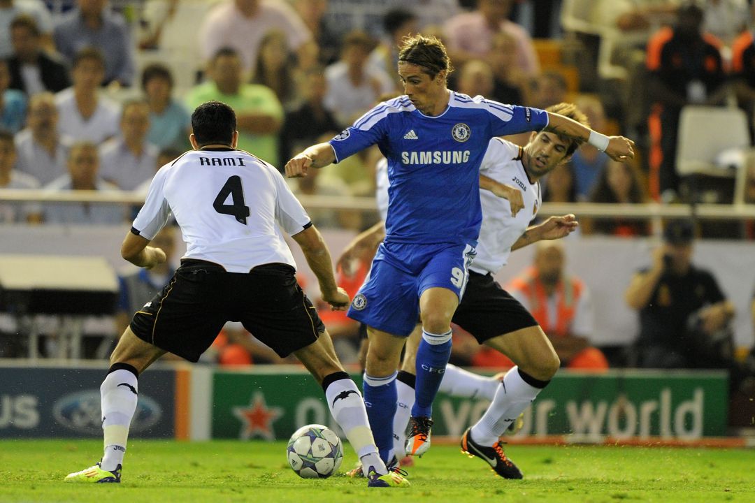 Rami y Albelda intentan quitar el balón a Fernando Torres durante Valencia-Chelsea de Champions