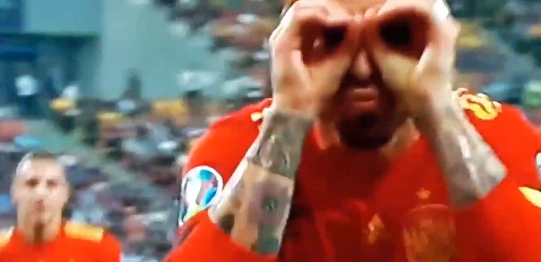 Sergio Ramos hace el gesto de las gafas ante las cámaras