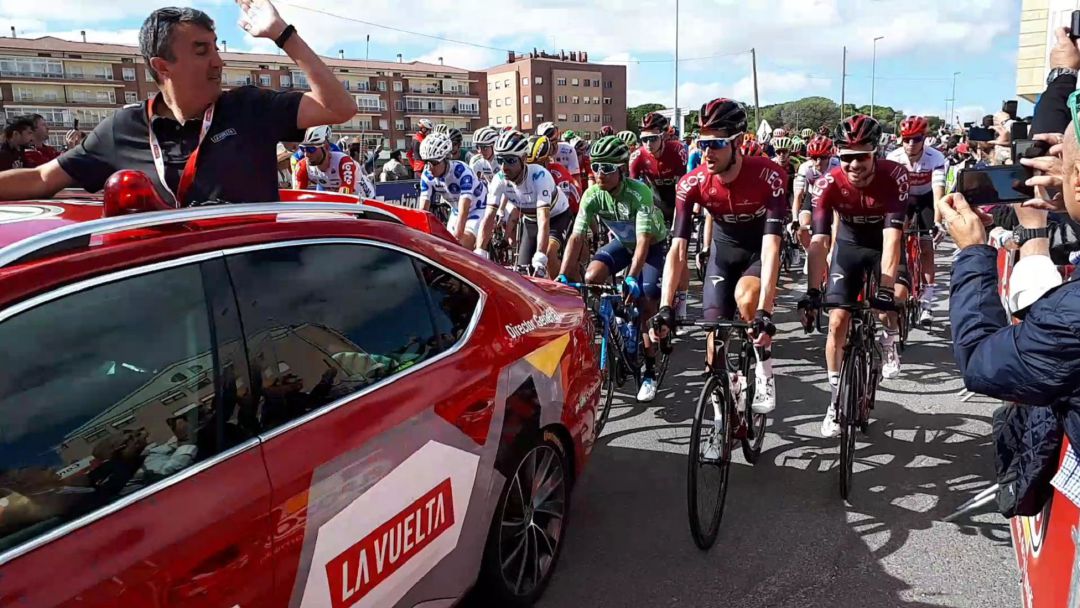El director de La Vuelta, Javier Guillem, da la salida neutralizada a los corredores.