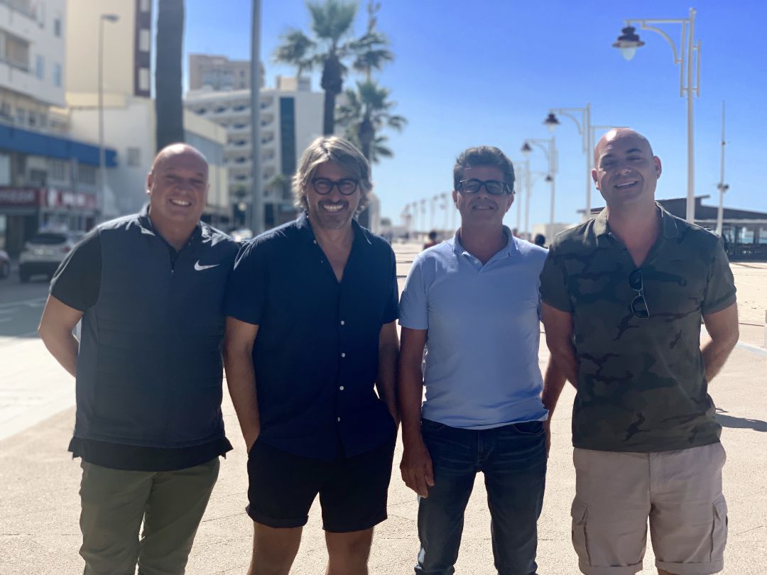 Fabián Vidussi, Raúl Cueto, Esteban Martín y Miguel Sánchez, hosteleros gaditanos, posan en el Paseo Marítimo de Cádiz Fabián Vidussi, Raúl Cueto, Esteban Martín y Miguel Sánchez, hosteleros gaditanos, posan en el Paseo Marítimo de Cádiz