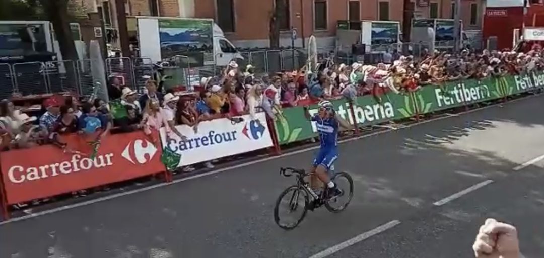 El belga Philippe Gilbert, se impone en solitario en la meta de Guadalajara.