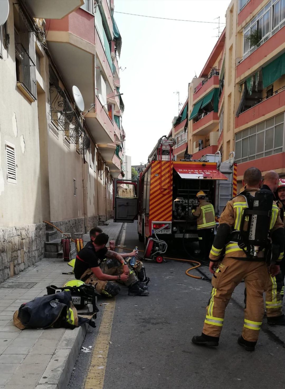 Los Bomberos Rescatan A Un Matrimonio Y Su Hija De 5 Años Tras Un ...