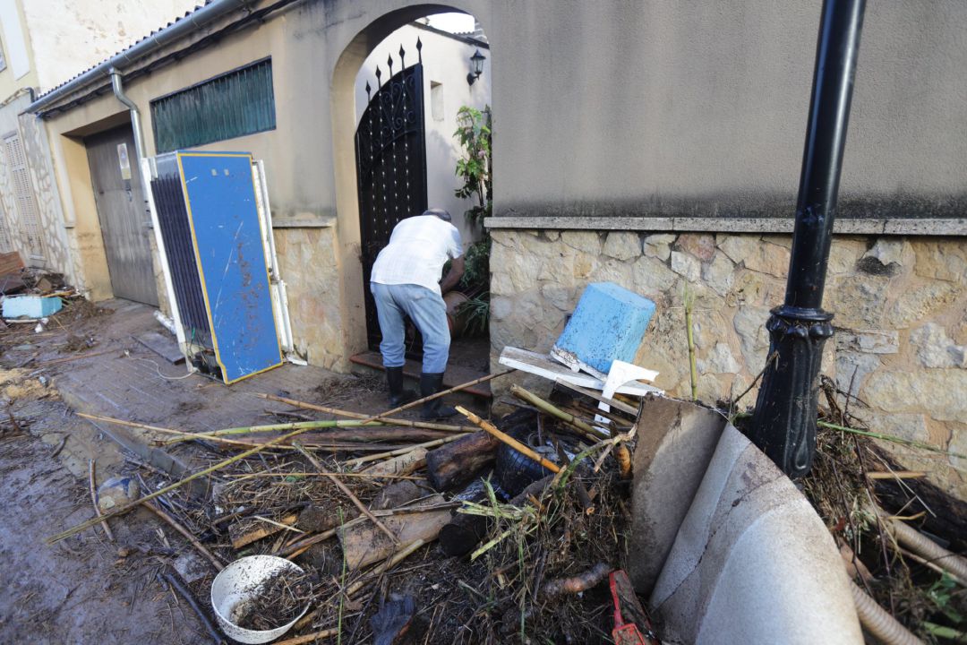 Persona recoge desperfectos en su casa en Sant Llorenç