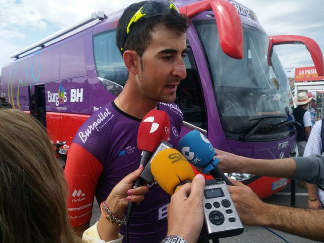 Diego Rubio atiende a los medios de comunicación, antes de tomar la salida de la etapa Ávila-Toledo