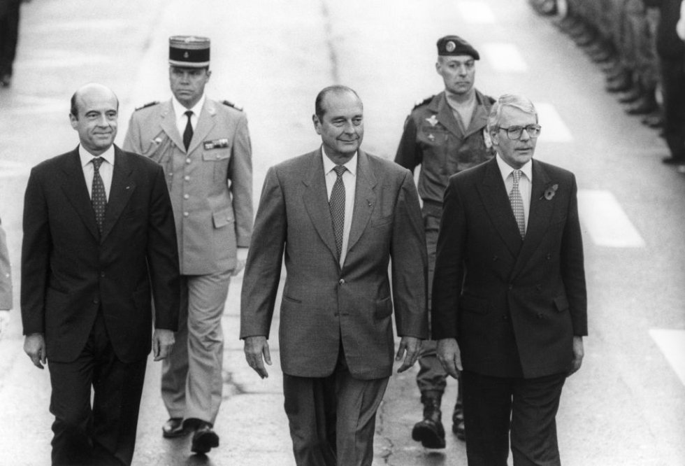 El primer ministro francés, Alain Juppé, el presidente de la República francesa, Jacques Chirac, y el primer ministro británico, John Major, desfilan en la Cumbre franco-británica en Burdeos, Francia. El primer ministro francés, Alain Juppé, el presidente de la República francesa, Jacques Chirac, y el primer ministro británico, John Major, desfilan en la Cumbre franco-británica en Burdeos, Francia.