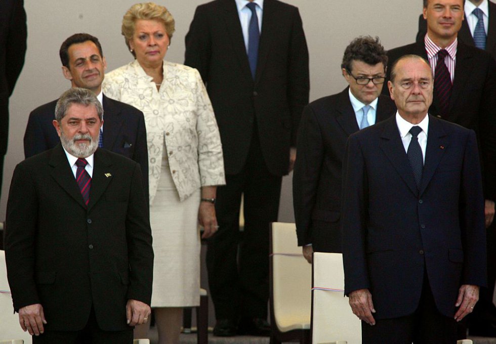 El ministro del Interior, Nicolas Sarkozy (atrás a la izquierda), el presidente brasileño Lula, el ministro de Trabajo, Empleo y Cohesión Social, Jean-Louis Borloo (detrás de Chirac) y el presidente francés Jacques Chirac miran la tradicional ceremonia militar del Día de la Bastilla en los Campos Elíseos. El ministro del Interior, Nicolas Sarkozy (atrás a la izquierda), el presidente brasileño Lula, el ministro de Trabajo, Empleo y Cohesión Social, Jean-Louis Borloo (detrás de Chirac) y el presidente francés Jacques Chirac miran la tradicional ceremonia militar del Día de la Bastilla en los Campos Elíseos.