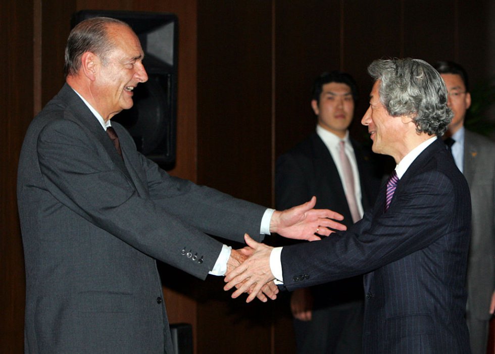 El presidente francés, Jacques Chirac, y el primer ministro, Junichiro Koizumi, se dan la mano frente a las conversaciones en Tokio, donde Jacques Chirac se encuentra en una visita oficial de tres días. El presidente francés, Jacques Chirac, y el primer ministro, Junichiro Koizumi, se dan la mano frente a las conversaciones en Tokio, donde Jacques Chirac se encuentra en una visita oficial de tres días.