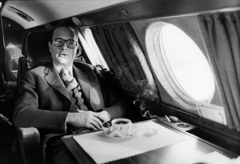 El primer ministro francés, Jacques Chirac, tomando café a bordo de un avión, el 22 de febrero de 1976. El primer ministro francés, Jacques Chirac, tomando café a bordo de un avión, el 22 de febrero de 1976.
