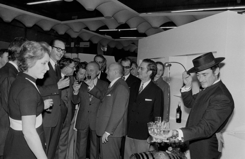 Jacques Chirac delante de una cabina de jerez en París, Francia, el 14 de noviembre de 1972. Jacques Chirac delante de una cabina de jerez en París, Francia, el 14 de noviembre de 1972.