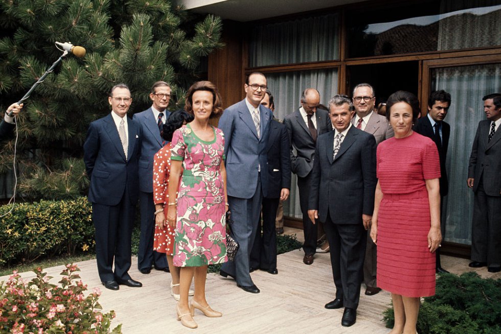 El primer ministro francés Jacques Chirac y su esposa Bernadette son recibidos por el presidente de Rumania, Nicolae Ceausescu, y su esposa Elena. El primer ministro francés Jacques Chirac y su esposa Bernadette son recibidos por el presidente de Rumania, Nicolae Ceausescu, y su esposa Elena.