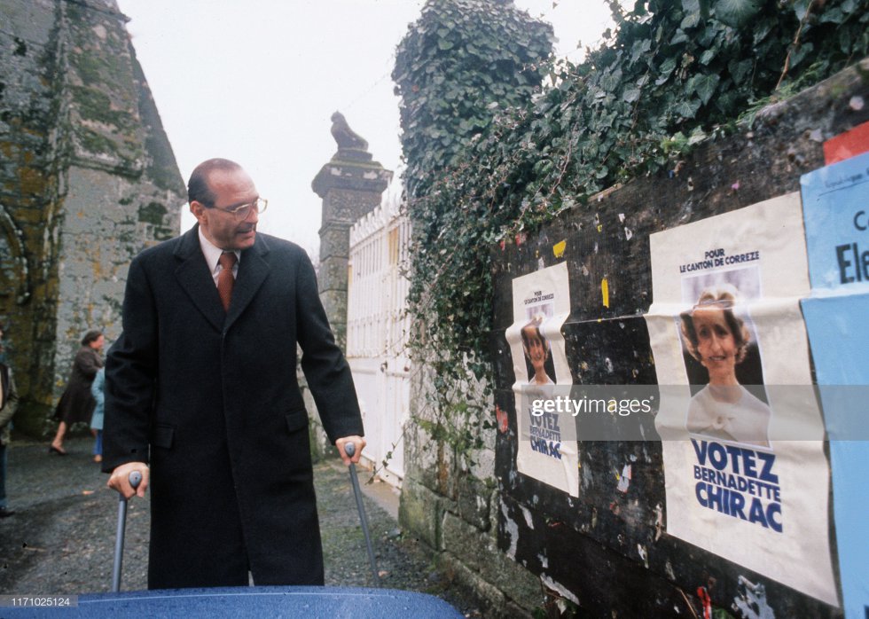 Jacques Chirac mira los carteles electorales de su esposa Bernadette, que es candidata en las elecciones cantonales de Sarran en Corrèze, mientras camina con muletas en las calles de la aldea en marzo de 1979. Jacques Chirac mira los carteles electorales de su esposa Bernadette, que es candidata en las elecciones cantonales de Sarran en Corrèze, mientras camina con muletas en las calles de la aldea en marzo de 1979.