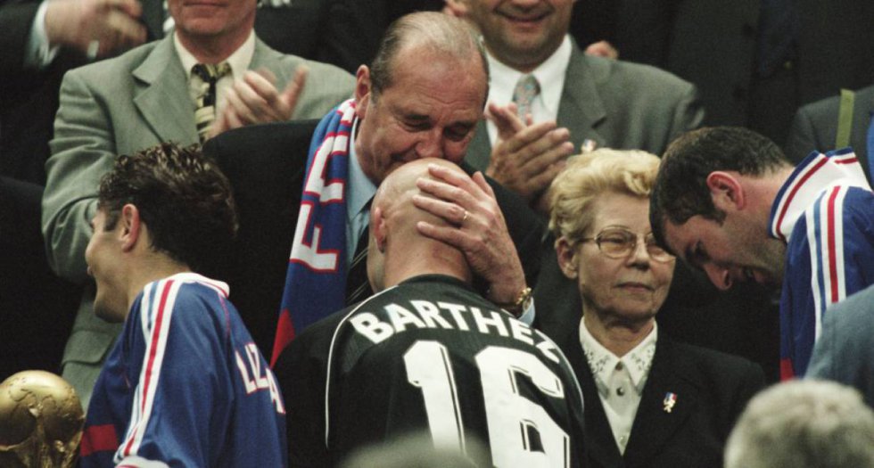 Jacques Chirac felicita a Barthez ante la presencia de Zidane tras la final del Mundial 1998. Jacques Chirac felicita a Barthez ante la presencia de Zidane tras la final del Mundial 1998.