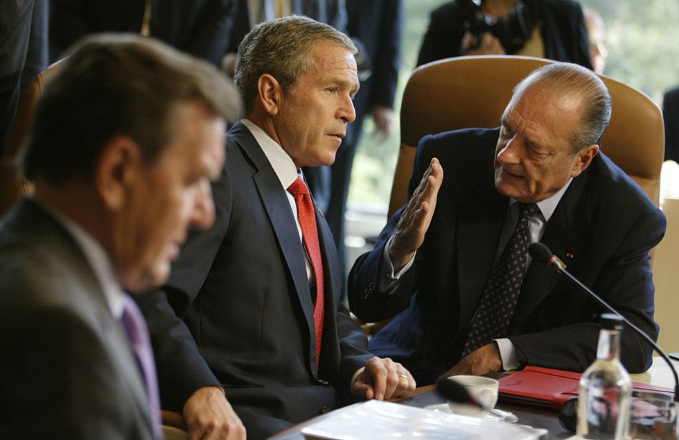 El presidente de los Estados Unidos, George Bush, y el presidente francés, Jacques Chirac, hablan antes de una sesión de trabajo en la Cumbre del G8. Canciller alemán Gerhard Schroeder. El presidente de los Estados Unidos, George Bush, y el presidente francés, Jacques Chirac, hablan antes de una sesión de trabajo en la Cumbre del G8. Canciller alemán Gerhard Schroeder.