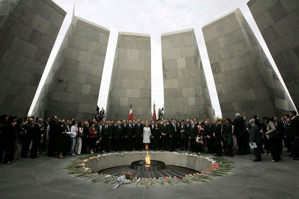 El presidente francés Jacques Chirac rinde homenaje a las víctimas del genocidio en el Tsitsernakaberd Memorial durante su visita de estado a Armenia. El presidente francés Jacques Chirac rinde homenaje a las víctimas del genocidio en el Tsitsernakaberd Memorial durante su visita de estado a Armenia.