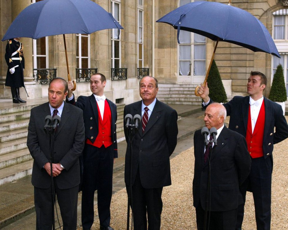 El presidente francés Jacques Chirac (C) se interpone entre el presidente del parlamento israelí Avraham Burg (izq.) Y el presidente del parlamento palestino Ahmed Qorei (d) durante una conferencia de prensa en el Palacio del Elíseo en París el 24 de enero de 2002. El presidente francés Jacques Chirac (C) se interpone entre el presidente del parlamento israelí Avraham Burg (izq.) Y el presidente del parlamento palestino Ahmed Qorei (d) durante una conferencia de prensa en el Palacio del Elíseo en París el 24 de enero de 2002.