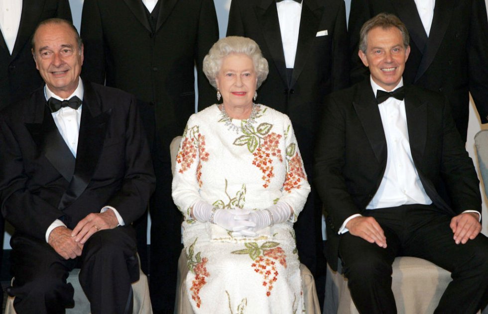 La reina Isabel II se sienta entre el presidente francés Jacques Chirac y el primer ministro británico Tony Blair en Gleneagles, Escocia, el miércoles 6 de julio de 2005. Los líderes mundiales se reunieron en Gleneagles esta noche para la cumbre del G8 en medio de protestas que vieron batallas con la policía.
La reina Isabel II se sienta entre el presidente francés Jacques Chirac y el primer ministro británico Tony Blair en Gleneagles, Escocia, el miércoles 6 de julio de 2005. Los líderes mundiales se reunieron en Gleneagles esta noche para la cumbre del G8 en medio de protestas que vieron batallas con la policía.