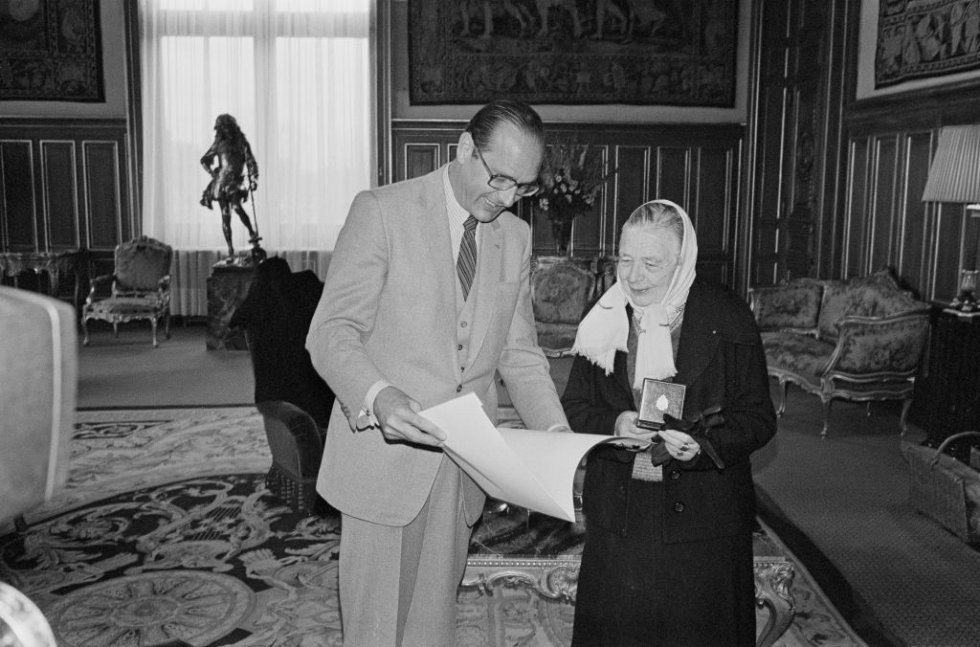 Jacques Chirac con la escritora Marguerite Yourcenar. Jacques Chirac con la escritora Marguerite Yourcenar.