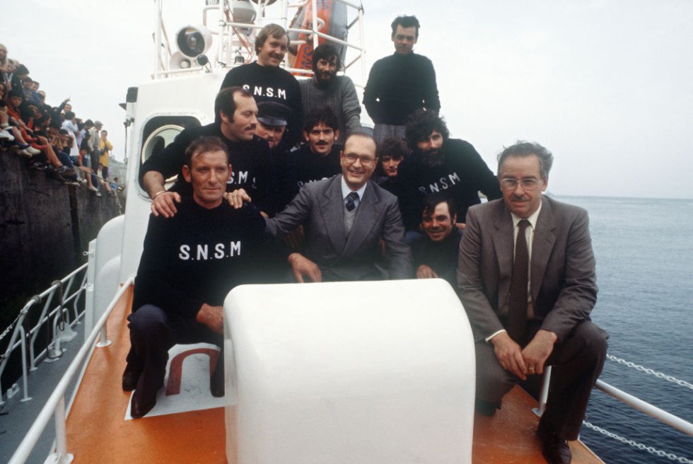 El alcalde de París y diputado por Corrèze Jacques Chirac (C) posa entre los rescatistas en el mar del SNSM, el 20 de junio de 1980 en la isla de Sein, durante una visita a la isla. El alcalde de París y diputado por Corrèze Jacques Chirac (C) posa entre los rescatistas en el mar del SNSM, el 20 de junio de 1980 en la isla de Sein, durante una visita a la isla.