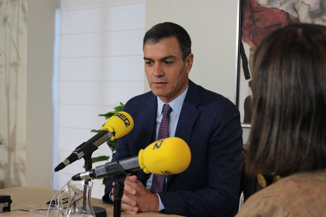Pedro Sánchez, durante la entrevista en la Cadena SER desde La Moncloa. 
