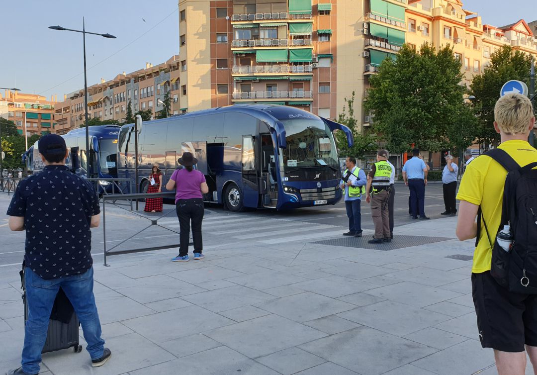 Autobuses alternativos al servicio ferroviario regional en la explanada de la estación de Granada