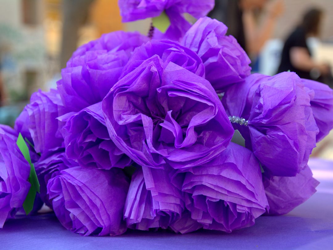 Flores violetas durante una marcha 