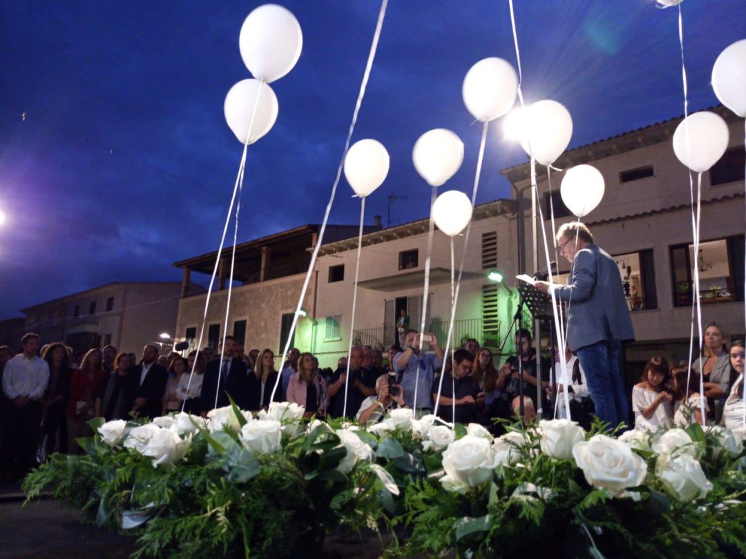 13 centros florales y 13 globos por cada una de las víctimas de la tragedia